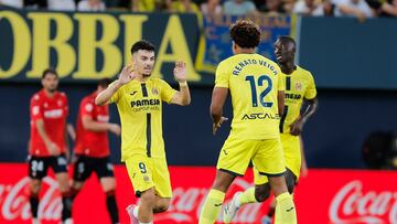 Mikautadze celebra su gol con Renato Veiga.