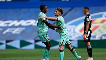 GETAFE, MADRID, 27/09/2025.- El delantero del Levante Iván Romero (d) celebra su gol durante el partido de la jornada 7 de Liga que disputan Getafe y Levante este sábado en el estadio Coliseum. EFE/Rodrigo Jiménez