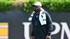 PITTSBURGH, PENNSYLVANIA - JUNE 6: Head coach Mike Tomlin of the Pittsburgh Steelers looks on during the Pittsburgh Steelers OTA offseason workout at UPMC Rooney Sports Complex on June 6 2024 in Pittsburgh, Pennsylvania.   Joe Sargent/Getty Images/AFP (Photo by Joe Sargent / GETTY IMAGES NORTH AMERICA / Getty Images via AFP)