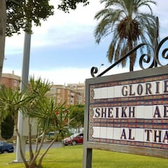 El Ayuntamiento califica de "acto vandálico" arrancar la placa de Al Thani