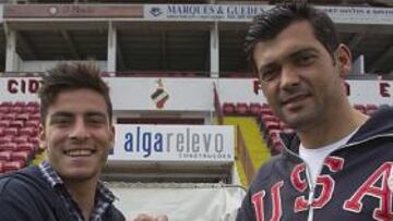 <b>CON SU TÉCNICO. </b>Salvador Agra, junto a su entrenador en Olhanense, Sergio Conceiçao.