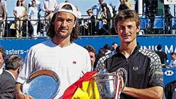 <b>FINAL ESPAÑOLA.</B> Carlos Moyá y Juan Carlos Ferrero, subcampeón y campeón del torneo en 2002.