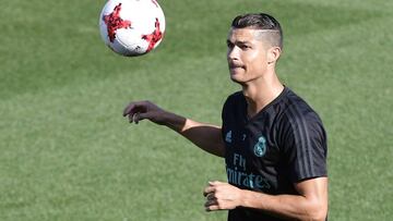 Real Madrid&#039;s Portuguese forward Cristiano Ronaldo takes part in a training session at Real Madrid sport city in Madrid on August 15, 2017, on the eve of the Spanish SuperCup second leg football match Real Madrid CF vs FC Barcelona. / AFP PHOTO / JAVIER SORIANO