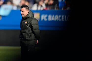 Xavi Hernández observa a sus jugadores durante el entrenamiento.