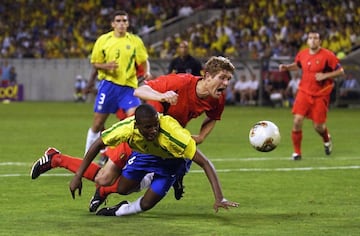 El lateral izquierdo pasó por grandes clubes de Europa como el AC Milan, Leeds United o Bayer 04 Leverkusen. Fue internacional con Brasil durante seis años donde puedo consagrarse con la Copa del Mundo de Corea y Japón. Además, ganó la Copa FIFA Confederaciones 2005.