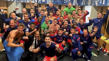 Los jugadores del Atl&eacute;tico celebran la victoria por 1-3 ante el Oporto en el vestuario de Do Dragao.