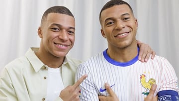 Kylian Mbappé se sorprende con su estatua de cera