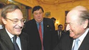 <b>EN MANOS DE BLATTER. </b>La FIFA, que preside Blatter, tendrá que decidir el futuro del próximo galáctico de Florentino Pérez.