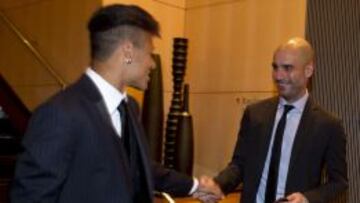 Guardiola, con Neymar en una Gala del Bal&oacute;n de Oro.