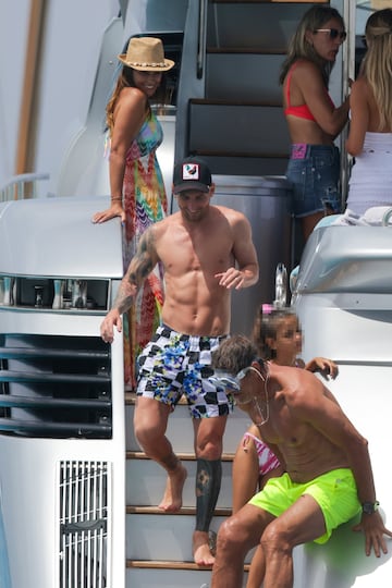 Leo Messi, Luis Su??rez y Cesc F??bregas han disfrutado de un d??a en barco por la costa de Ibiza. Los tres jugadores se encuentran de vacaciones antes de la vuelta al trabajo.
