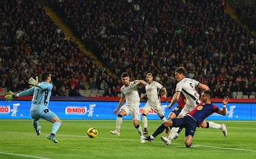 1-0. Gran jugada azulgrana. Taconazo de Frenkie de Jong para Álex Balde, centra raso y Ferran Torres, atento, anota el primer gol.