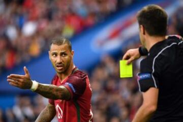 El árbitro Nicola Rizzoli amonestó a Ricardo Quaresma con la cartulina amarilla.