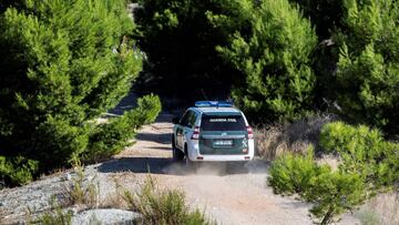 GRAF2392. RIVAS VACIAMADRID, 10/09/2020.- El dispositivo de búsqueda de la joven Maite Cantarero Parlón, desaparecida desde el pasado domingo en Rivas, se ha ampliado este jueves con drones de Bomberos de la Comunidad Madrid y varias agrupaciones de protección civil, según informa Emergencias 112 de la Comunidad Madrid. A primera hora de este jueves se ha reanudado el dispositivo comandado por la Guardia Civil, que cuenta con la colaboración de la Policía Local, que rastrea la zona de Los Campamentos, con un relieve peligroso, lo que dificulta la operación. Tras la solicitud recibida de colaboración, Emergencias112 ha activado la unidad de drones de Bomberos de la Comunidad de Madrid y Agentes Forestales que trabajan también en la zona de las lagunas de Arganda del Rey.- EFE/Rodrigo Jiménez.