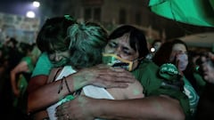 BUENOS AIRES, 30/12/2020.- Cientos de miles de personas festejan la despenalizaci&oacute;n del Aborto despu&eacute;s de que se aprobase en el Senado este mi&eacute;rcoles en Buenos Aires, Argentina. Mientras el resto del mundo cuenta exhausto las horas para que se termine el at&iacute;pico 2020, Argentina celebra este mi&eacute;rcoles la aprobaci&oacute;n en el Senado de la ley del aborto: uno de los d&iacute;as m&aacute;s importantes del a&ntilde;o para el pa&iacute;s austral. EFE/ Juan Ignacio Roncoroni