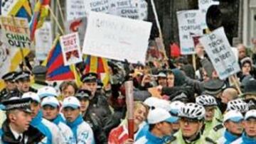 <b>CONTROL POLICIAL. </b>Centenares de activistas pro Derechos Humanos salieron a las calles de Londres para boicotear el recorrido de la antorcha olímpica por la ciudad.