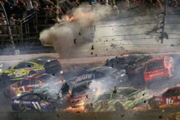 El accidente se produjo en la última vuelta de la carrera Coke Zero 400 de la Nascar. Los pilotos Denny Hamblin y Kevin Harvick se tocaron y el coche 3 que conducía Austin Dillon fue el más afectado.