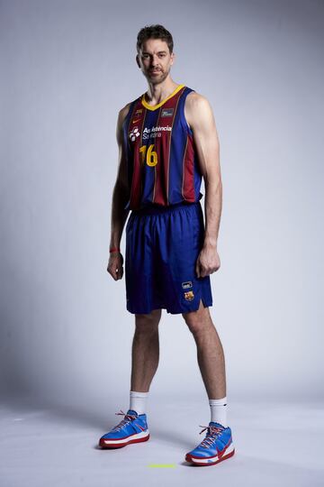 El debut de Pau Gasol con el FC Barcelona Baloncesto est芍 m芍s cerca que nunca. El p赤vot ha realizado la sesi車n de fotos oficiales con la camiseta del club blaugrana.