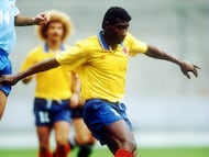 JUL 1993: A PICTURE SHOWING ADOLFO VALENCIA OF THE COLOMBIAN SOCCER TEAM WITH THE BALL DURING THE COPA AMERICA Mandatory Credit: Shaun Botterill/ALLSPORT