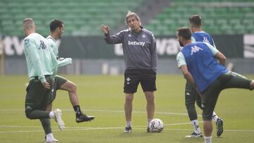 Pellegrini habla con sus jugadores. 