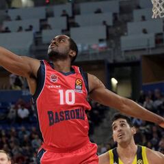 El Baskonia sucumbe ante el campeón en el debut de Jones