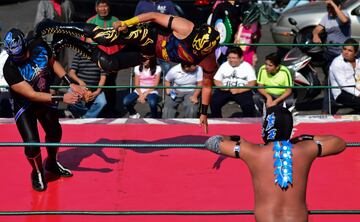 En Tepito, un barrio de Ciudad de México, se ha celebrado un campeonato de lucha al aire libre que busca promover el deporte entre los jóvenes para alejarlos de la criminalidad.