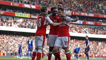 Welbeck y Xhaka aprietan la lucha por la Champions