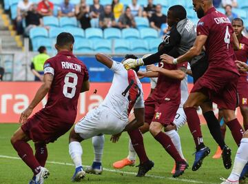 Renato Tapia entre jugadores venezolanos.