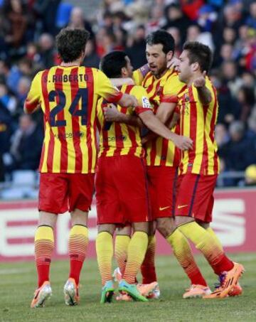 El delantero del Barcelona Pedro Rodríguez celebra con sus compañeros el segundo gol de su equipo ante el Getafe, en el partido de la decimoséptima jornada de la liga en Primera División que se disputa esta tarde en el Coliseo Alfonso Pérez.
