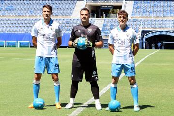 Los tres jugadores posan en La Rosaleda.