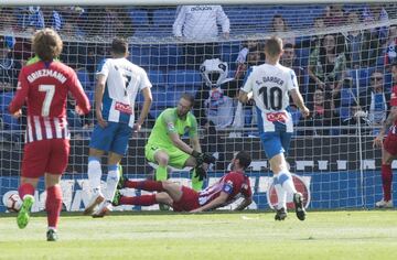Espanyol 1-0 Atlético de Madrid | Pedrosa se adentró en el área, llegó hasta la línea de fondo, puso el pase raso hacia atrás y Godín hizo el resto. El capitán rojiblanco se tiró al suelo para despejar el balón, con tan mala suerte que se metió en propia puerta.