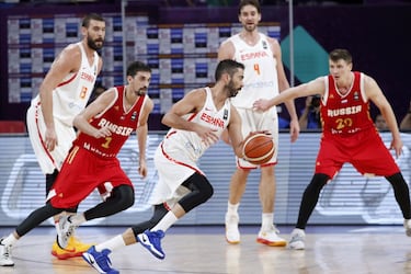 El capitn de la seleccin espa?ola de baloncesto Juan Carlos Navarro intenta avanzar con el baln ante la oposicin del base ruso Aleksei Shved.