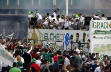 El equipo festeja el ascenso por las calles de Elche.