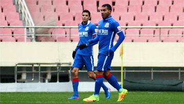 Tévez, en un partido con Shanghai Shenhua.