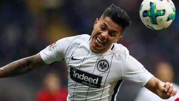 Carlos Salcedo, titular con el Eintracht Frankfurt en una polémica victoria