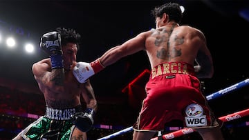 Momento en que Ryan García (der) suelta un recto de izquierda sobre Mario Barrios (izq).