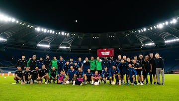 La plantilla del Betis posa durante el entrenamiento.