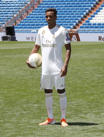 El delantero brasileño de 18 años Rodrygo Goes ha sido presentado como nuevo jugador del Real Madrid en el Santiago Bernabéu junto a su familia y a Florentino.