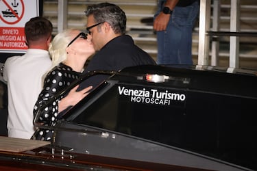 Lady Gaga y su prometido, Michael Polansky, a su llegada al Festival de Venecia. 
