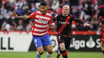 03-04 Granada CF-Rayo Vallecano correspondiente a la jornada 30 de la Liga Santander (Primera Divisi&mdash;n) disputado en el Estadio Nuevo los Carmenes. En la imagen Molina (Granada CF) y Isi (Rayo Vallecano)