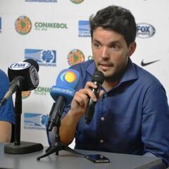 Nicolás Larcamón firma como nuevo DT de Huachipato