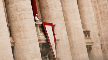 El Papa León XIV dirige una oración de Regina Caeli desde el balcón central (Loggia delle Benedizioni) de la Basílica de San Pedro, en el Vaticano.
