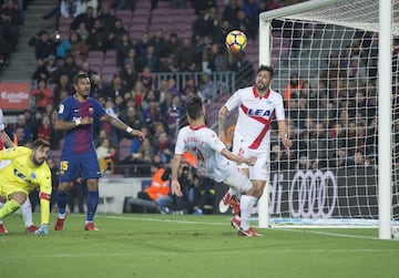 1-1. Luis Suárez scores after a great cross by Andrés Iniesta.
