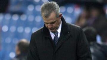 <b>CONDENADO.</b> Javier Aguirre parece estar condenado tras los últimos resultados y se espera que en los próximos dias sea destituido como entrenador del Atlético de Madrid.