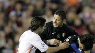 <b>MEDIADOR.</b> El guardameta suplente del Inter se llevó a su compañero poco antes de salir en busca de David Navarro.