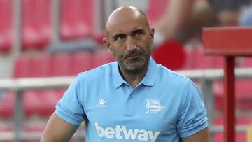 Abelardo, entrenador del Alavés, en el amistoso contra el Numancia.