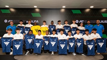 Los jugadores de Next Gen Draft posan con las camisetas de LaLiga y EA Sports.