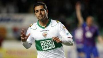 Ángel refuerza el liderato del Elche ante el Huesca