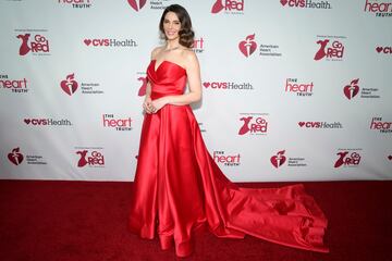 Ashley Greene, vestida por Rita Vinieris, durante el Concierto Go Red for Women Red Dress Collection de la American Heart Association.