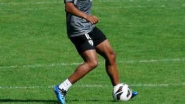 Baptista, tocando balón ayer.