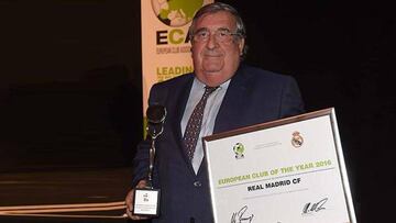 Pedro L&oacute;pez Jim&eacute;nez posa con el trofeo y el diploma acreditativo del premio &quot;Club Europeo del A&ntilde;o 2016&quot; otorgado al Real Madrid por la Asociaci&oacute;n Europea de Clubes (ECA).